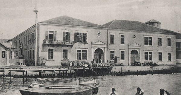 Gümrük Binası ve solunda Gümrük Meydanı - 1915